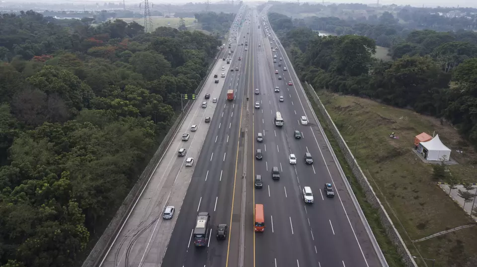 Foto udara sejumlah kendaraan melintas Jalan Tol Jakarta-Cikampek kilometer 47 di Kabupaten Karawang , Jawa Barat