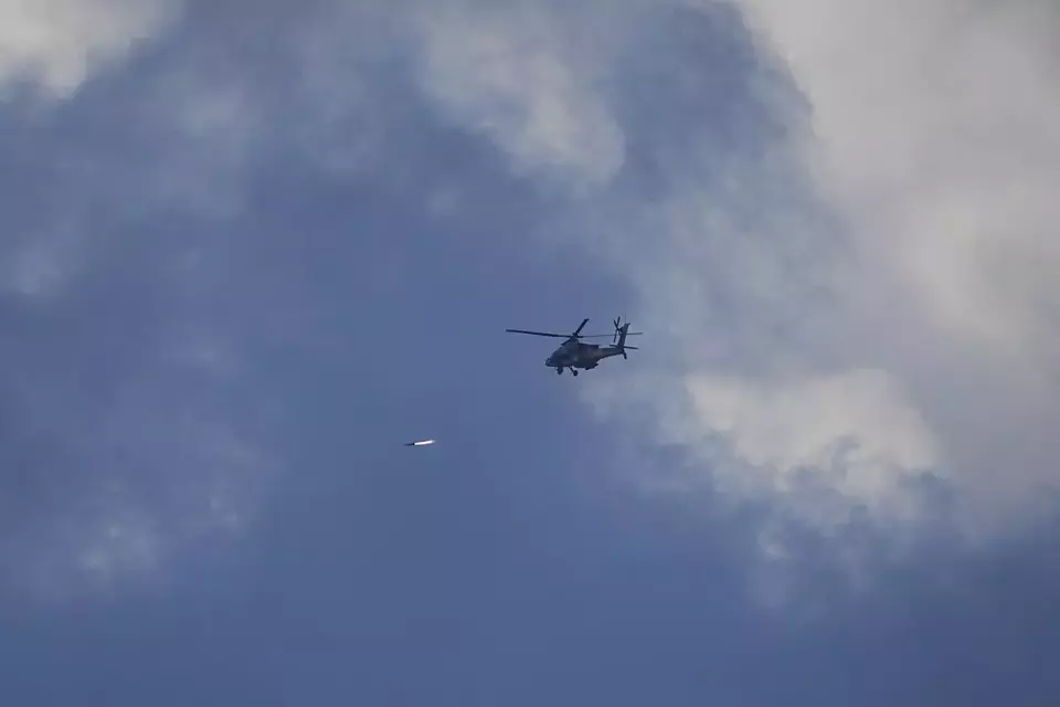 Helikopter Apache Israel menembakkan rudal ke arah Jalur Gaza, terlihat dari Israel selatan, Minggu, 24 Desember 2023. 