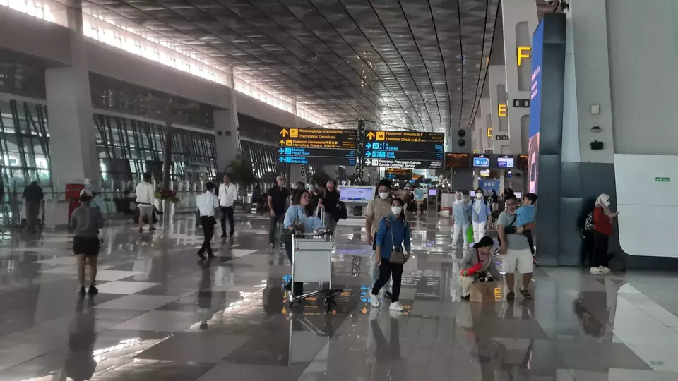 Sejumlah penumpang memadati Terminal 3 Bandara Soekarno-Hatta