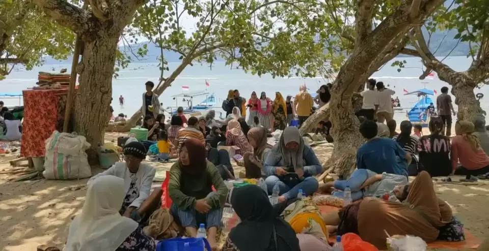 Ribuan wisatawan berlibur ke pantai selatan Kabupaten Trenggalek, Jawa Timur pada momen  libur Natal dan Tahun Baru (Nataru), Senin, 25 Desember 2023.