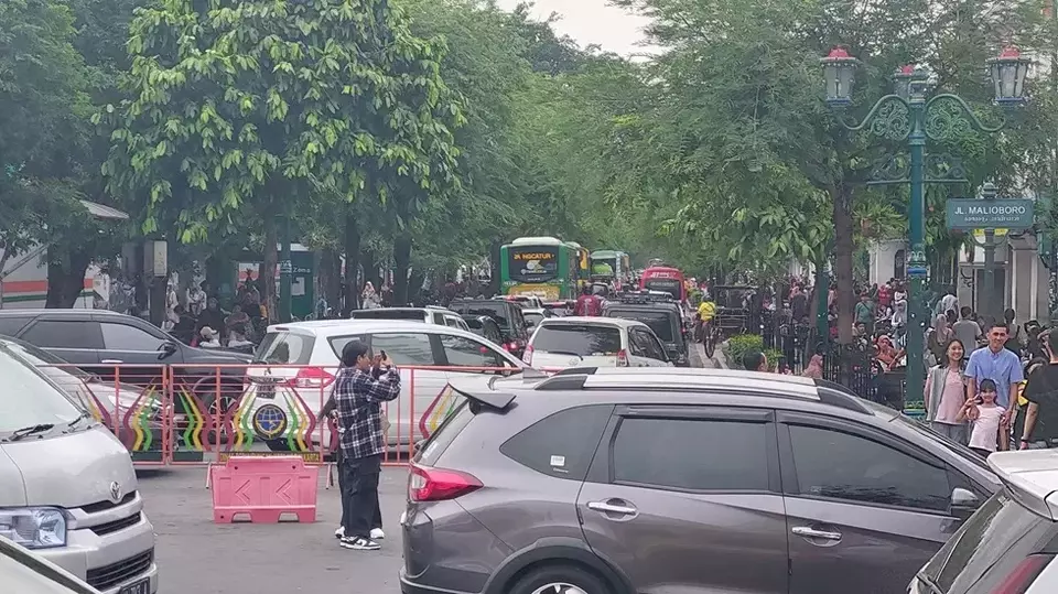 Wisatawan memenuhi Jalan Malioboro, Yogyakarta saat libur Natal, Senin, 25 Desember 2023.