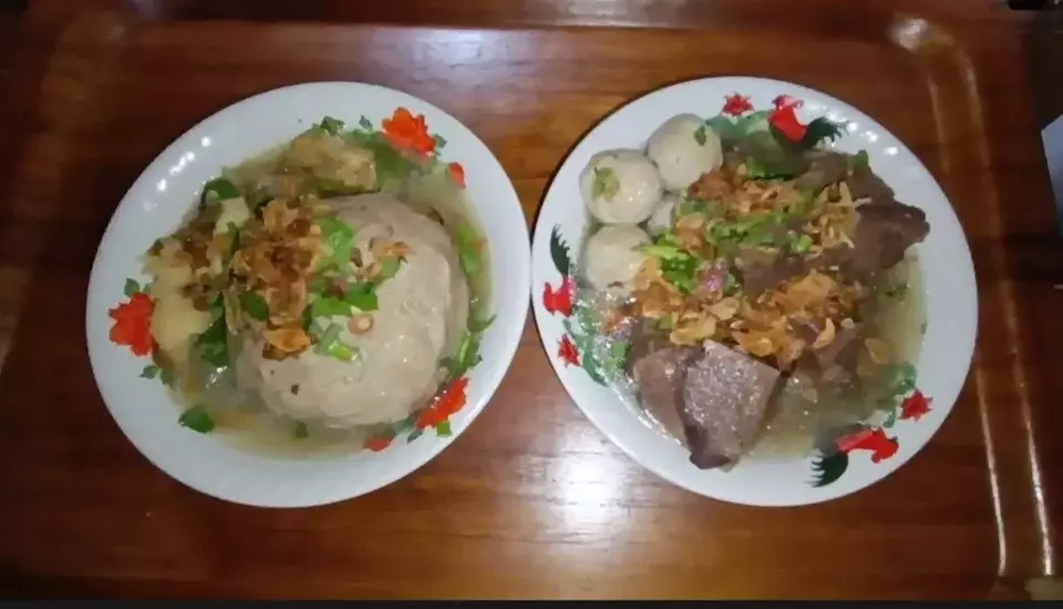 Salah satu warung bakso di Kabupaten Bogor, Jawa Barat, menyajikan beragam menu bakso unik dengan porsi barbar, Senin, 25 Desember 2023.