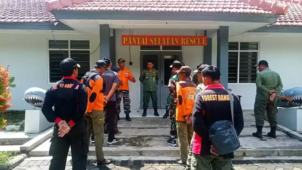 Petugas gabungan saat berkoordinasi persiapan melakulan pencarian mahasiswa Institut Pertanian Bogor (IPB) di Pulau Sempu Sendangbiru, Kabupaten Malang, Jawa Timur, Kamis 28 Desember 2023.