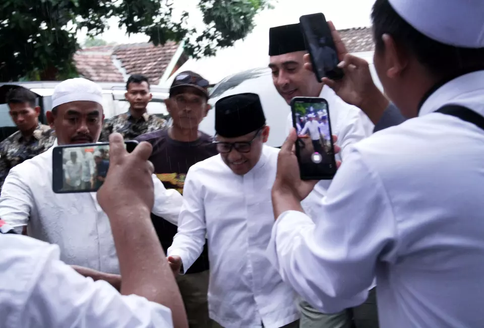 Cak Imin saat mendampingi capres Anies Baswedan berkunjung ke Pondok Pesantren Wali Songo, di Kelurahan Mimbaan, Kecamatan Panji, Kabupaten Situbondo, Jawa Timur, Kamis 28 Desember 2023.