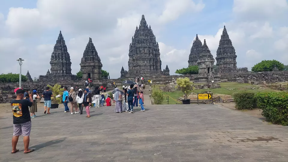 Selama libur Natal dan Tahun Baru (Nataru), Candi Prambanan mengalami peningkatan pengunjung yang cukup signifikan, Jumat, 29 Desember 2023.