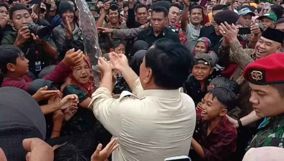 Menteri Pertahanan (Menhan) Prabowo Subianto disambut ribuan masyarakat Sukabumi, Jawa Barat saat meresmikan proyek bantuan air bersih. pada Sabtu, 30 Desember 2023.