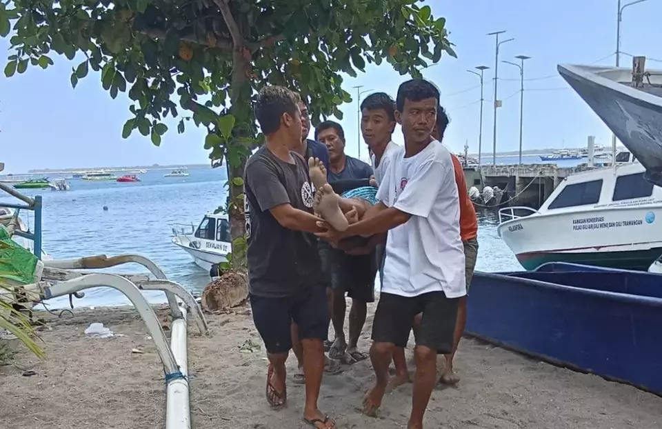 Korban dibawa setelah berenang di perairan Gili Air, Desa Gili Indah, Kecamatan Pemenang Kabupaten Lombok Utara.