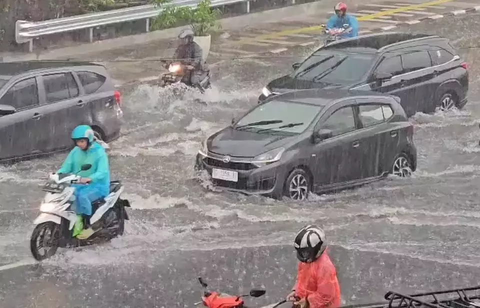 Ilustrasi foto hujan disertai banjir.