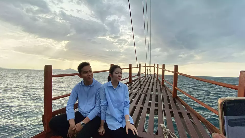 Cawapres nomor urut 2 Gibran Rakabuming Raka dan sang istri, Selvi Ananda foto bersama di atas kapal phinisi wisata Gamara di perairan Labuan Bajo, Sabtu 30 Desember 2023.