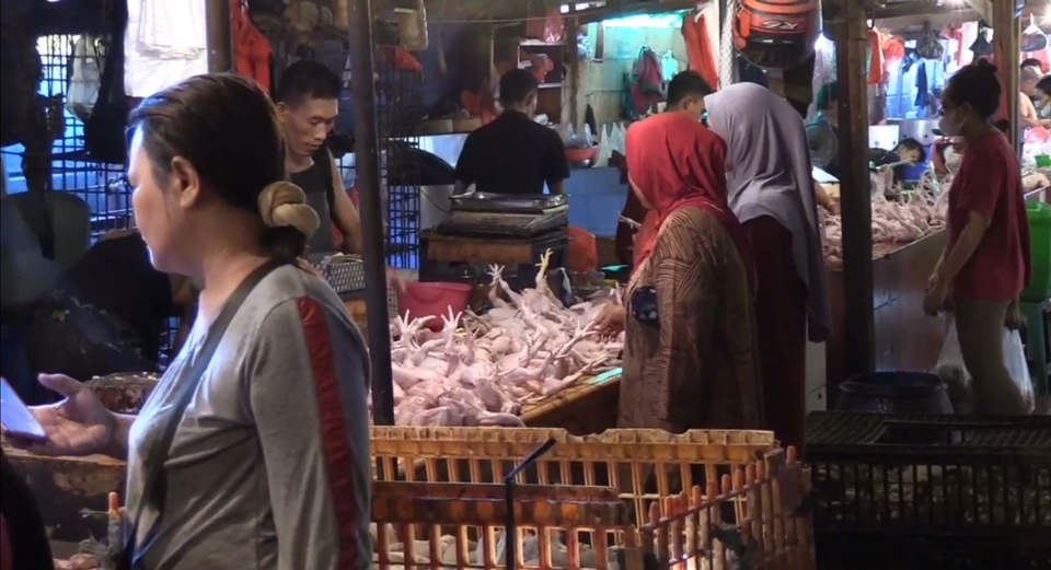 Pedagang ayam potong diserbu pembeli di Pasar Rawasari.