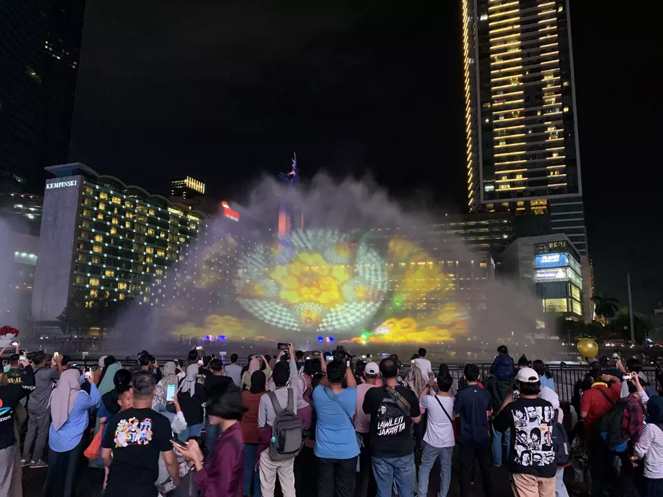 Pertunjukan Watermist buka kemeriahan malam jelang pergantian tahun di Bundaran HI, Minggu (31/12/2023).