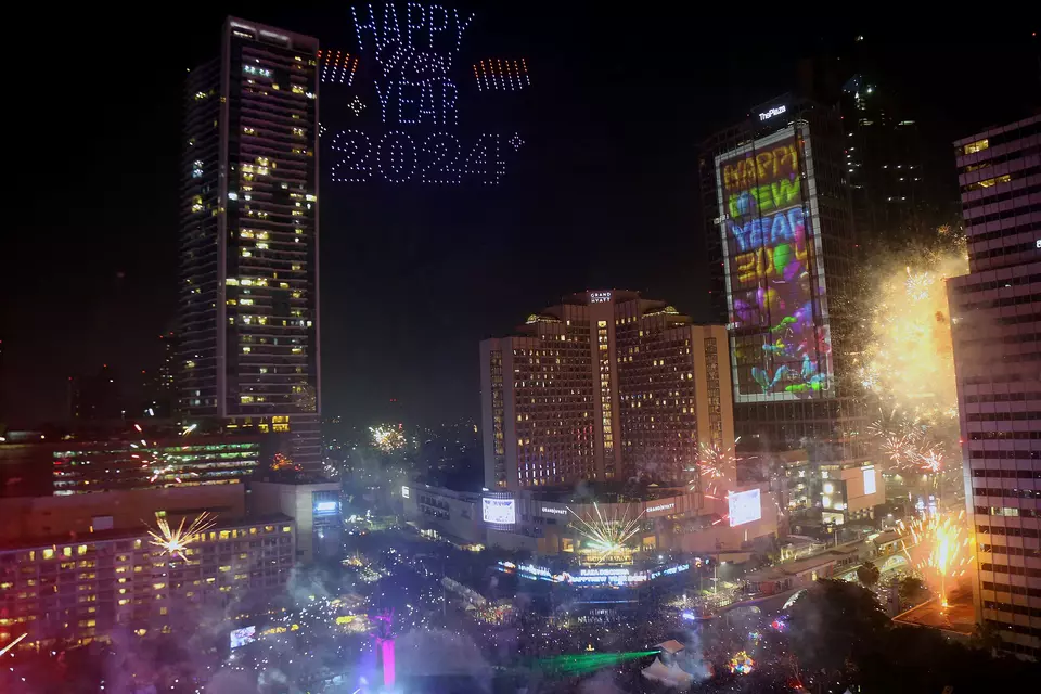 Suasana puncak perayaan malam tahun baru di kawasan Bundaran HI, Jakarta Pusat, Senin 1 Januari 2024. Pemprov DKI Jakarta dan City Vision menggelar perayaan malam tahun baru dengan berbagai atraksi menarik.