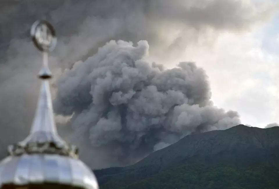 Gunung Marapi menyemburkan abu vulkanik yang terlihat dari Nagari Batu Palano, Agam, Sumatera Barat, Senin, 4 Desember 2023.