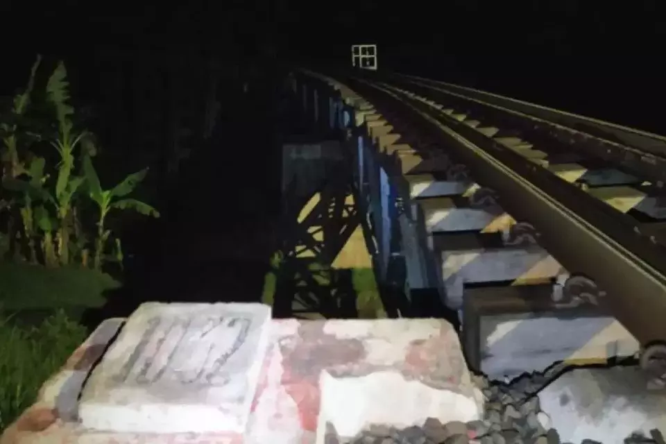 PT KAI melakukan pengecekan jalur kereta api menyusul gempa bumi yang terjadi di wilayah Kabupaten Sumedang, Provinsi Jawa Barat, Minggu, 31 Desember 2023.