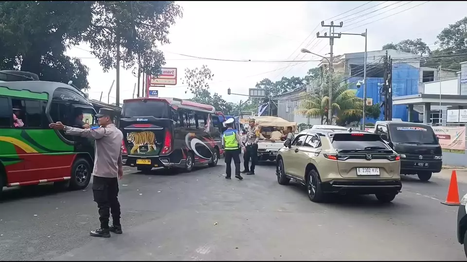 Jalur Menuju Pantai Carita Dipadati Kendaraan Wisatawan