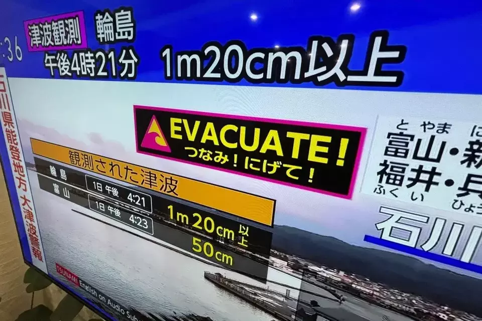 Peringatan dini tsunami ditayangkan di televisi menyusul serangkaian gempa kuat di Laut Jepang pada Senin, 1 Januari 2024.