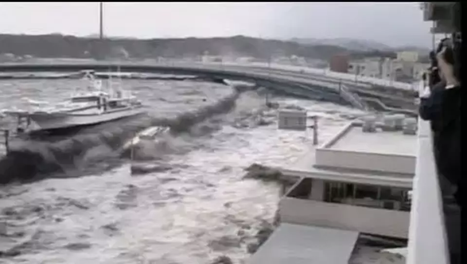 Gelombang tsunami menghantam Jepang pada Maret 2011.