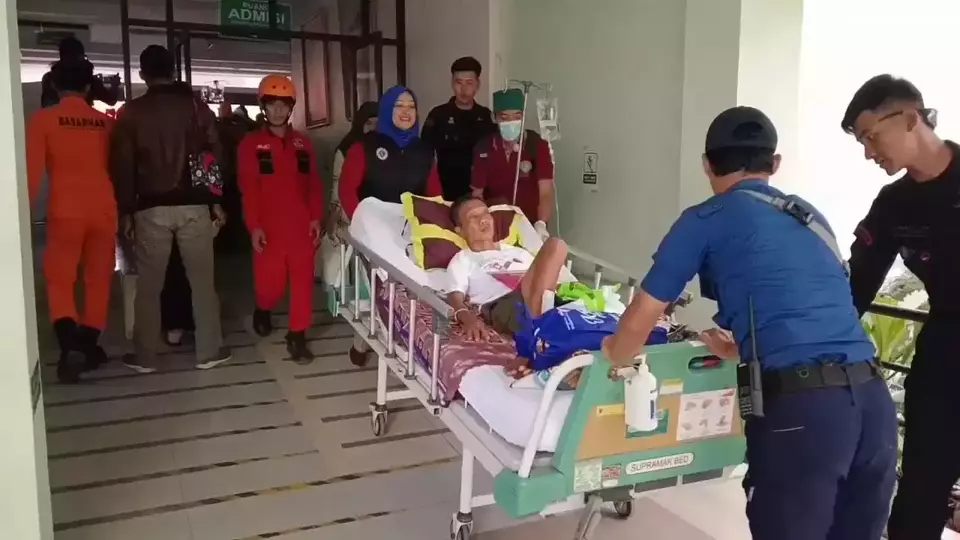 Proses pengembalian pasien dari tenda darurat ke ruang RSUD Sumedang.
