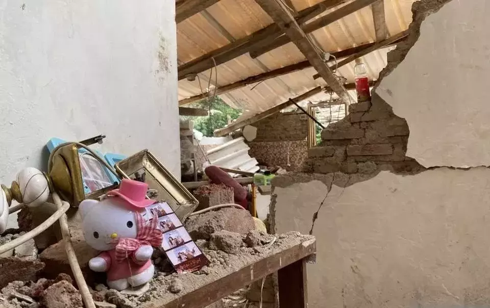 Kondisi salah satu rumah yang mengalami kerusakan cukup parah pascagempa di Kabupaten Sumedang, Jawa Barat, Senin, 1 Januari 2024.