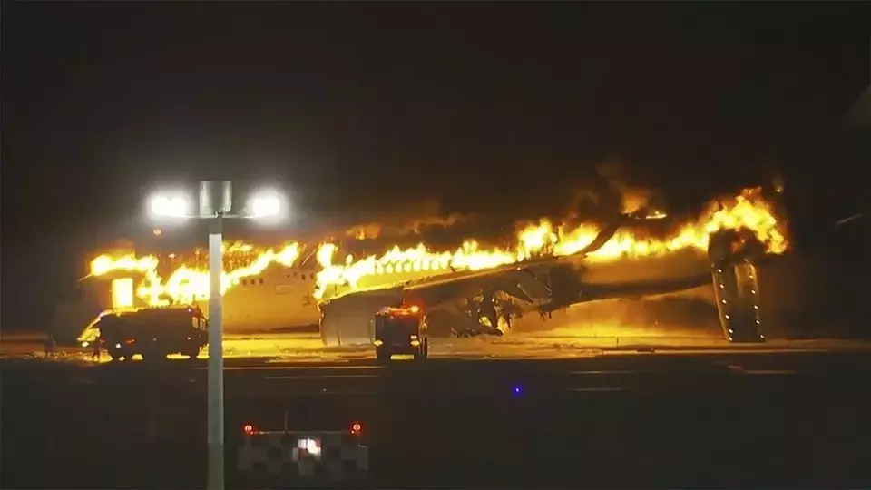 Gambar dari rekaman video memperlihatkan, pesawat Japan Airlines terbakar di landasan pacu bandara Haneda pada Selasa, 2 Januari 2024 di Tokyo, Jepang.