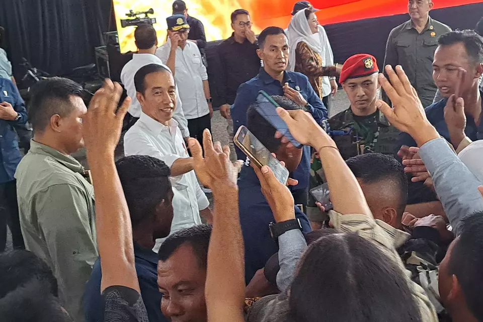 Presiden Jokowi meminta produksi pertanian Jawa Tengah kembali ke peringkat dua penghasil padi kepada puluhan ribu petani yang hadir dalam pembinaan petani se-Provinsi Jawa Tengah, di GOR Satria Purwokerto, Selasa, 2 Januari 2023.