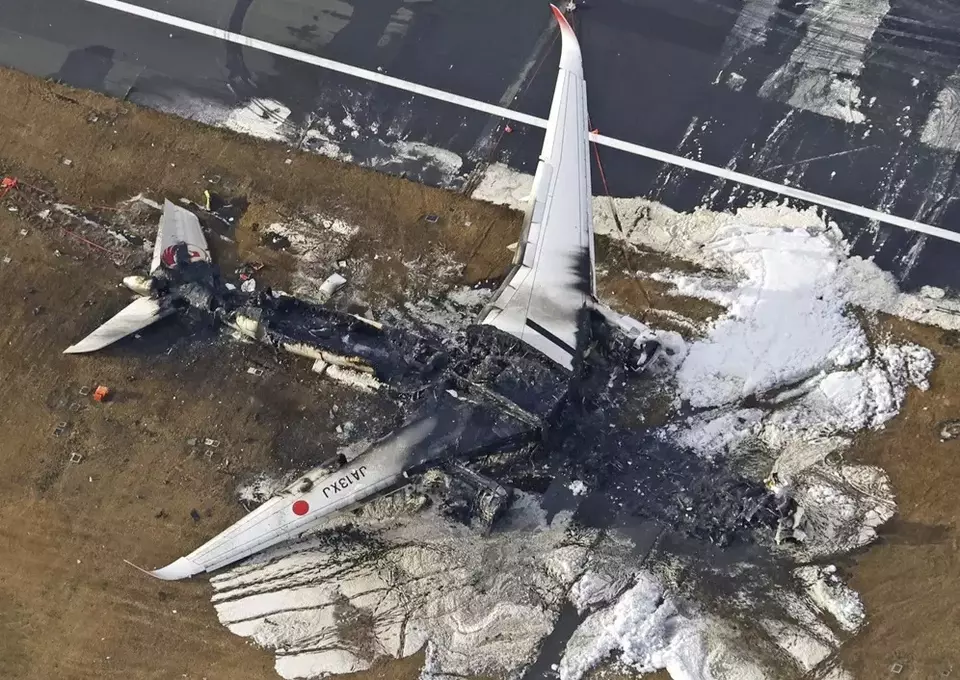 Foto udara yang menunjukkan pesawat Japan Airlines yang hangus terbakar di Bandara Haneda pada Rabu, 3 Januari 2024, di Tokyo, Jepang.