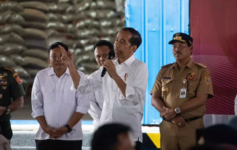 Presiden Joko Widodo (Jokowi) melakukan kunjungan ke gudang Munjung Agung, Kecamatan Kramat, Kabupaten Tegal, Jawa Tengah, pada Rabu, 3 Januari 2024.