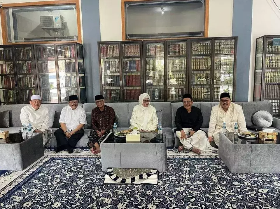 KH Ahmad Farrurozi (kanan) saat bersama mantan Gubernur Jawa Timur Soekarwo dan para ulama Nahdlatul Ulama,