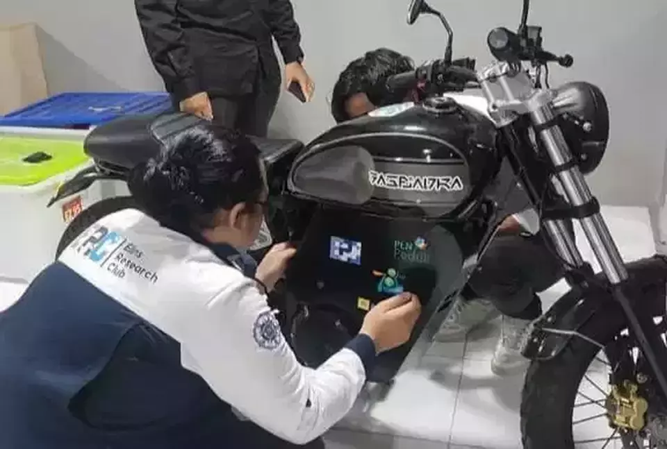 Tim Gasbadra UGM melakukan riset dan pengembangan motor listrik di Indonesia.