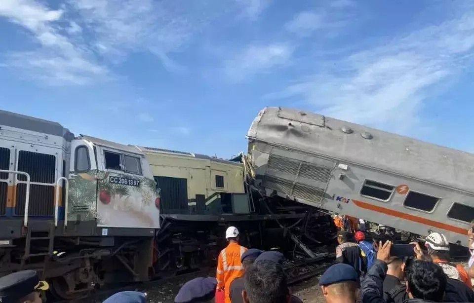 Kecelakaan terjadi antara Kereta Api (KA) Turangga dengan KA Lokal Bandung di Cicalengka Kabupatwn Bandung, Jumat 5 Januari 2024.

