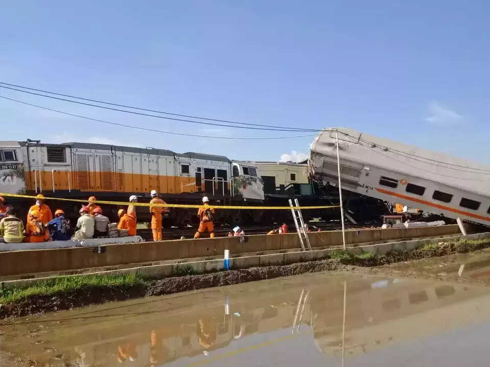 Petugas berupaya mengevakuasi gerbong kereta akibat tabrakan antara KA Turangga tujuan Bandung dengan KA Commuterline Bandung Raya di petak Stasiun Cicalengka-Haurpugur, Kabupaten Bandung, Jawa Barat, Jumat, 5 Januari 2024.