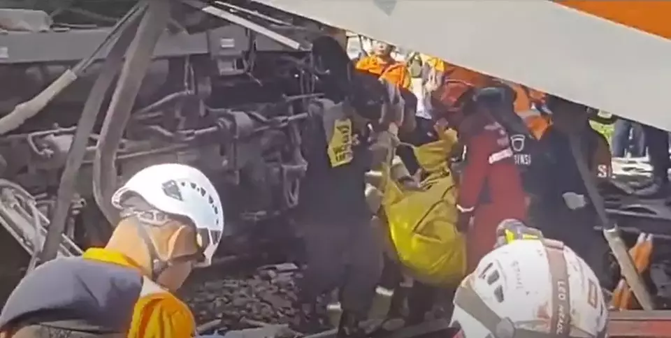 Tabrakan Kereta Api (KA) Turangga dengan kereta api lokal di Jalan Perak Haurpugur Cicalengka menyebabkan tiga orang meninggal dunia pada Jumat, 5 Januari 2024.