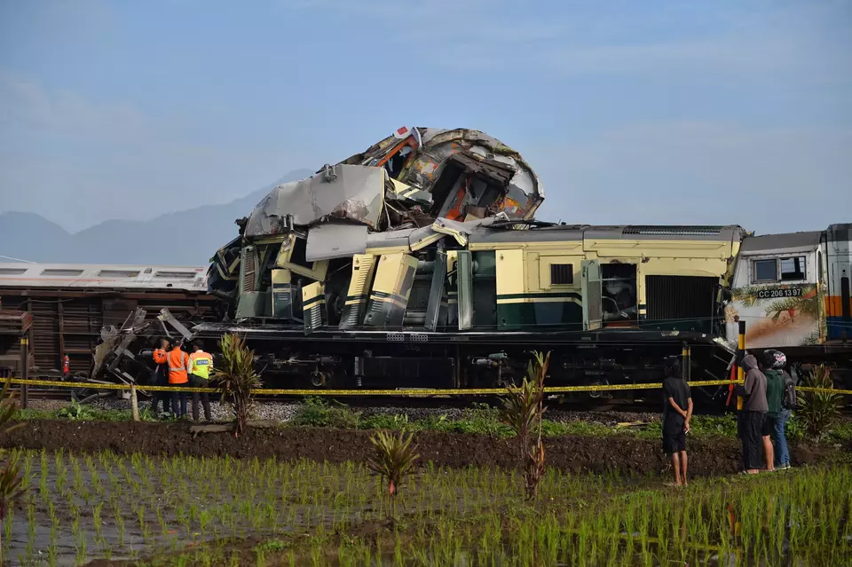 Kereta api lokal Bandung Raya bertabrakan dengan kereta api Turangga di Cicalengka, Kabupaten Bandung, Jawa Barat, Jumat, 5 Januari 2024.