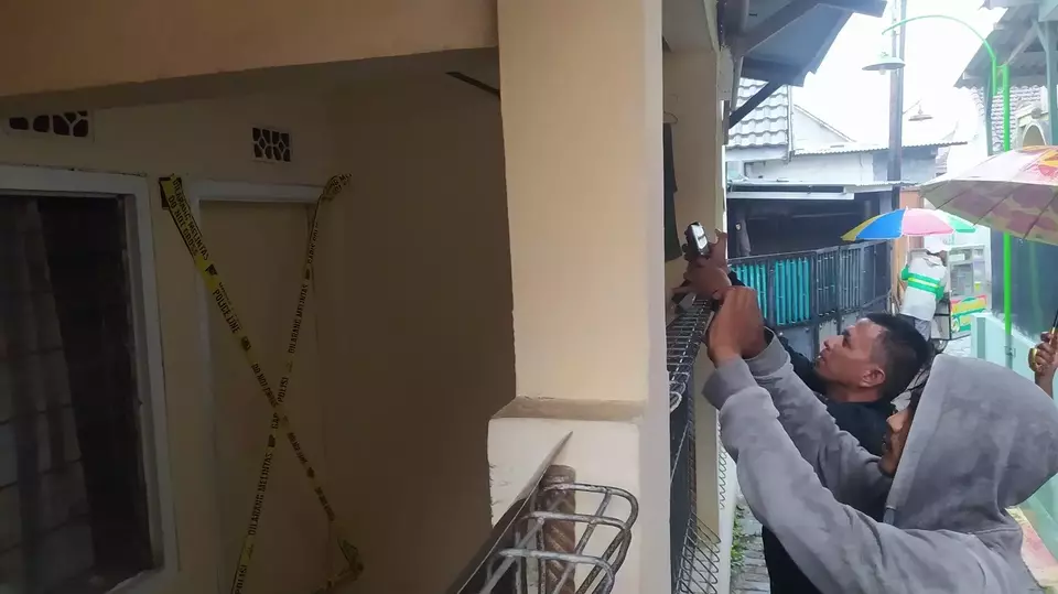 Rumah terduga pelaku mutilasi di Kota Malang dipasang garis polisi.
