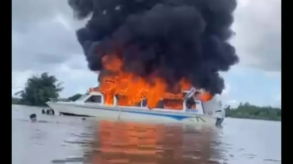 Kapal cepat Sadewa Ekspress yang membawa 23 orang penumpang, termasuk Wakil Bupati Kutai Barat, terbakar di perairan Sungai Mahakam, Kecamaran Muara Kaman, Kabupaten Kutai Kartanegara, Kalimantan Timur, Jumat 5 Januari 2024