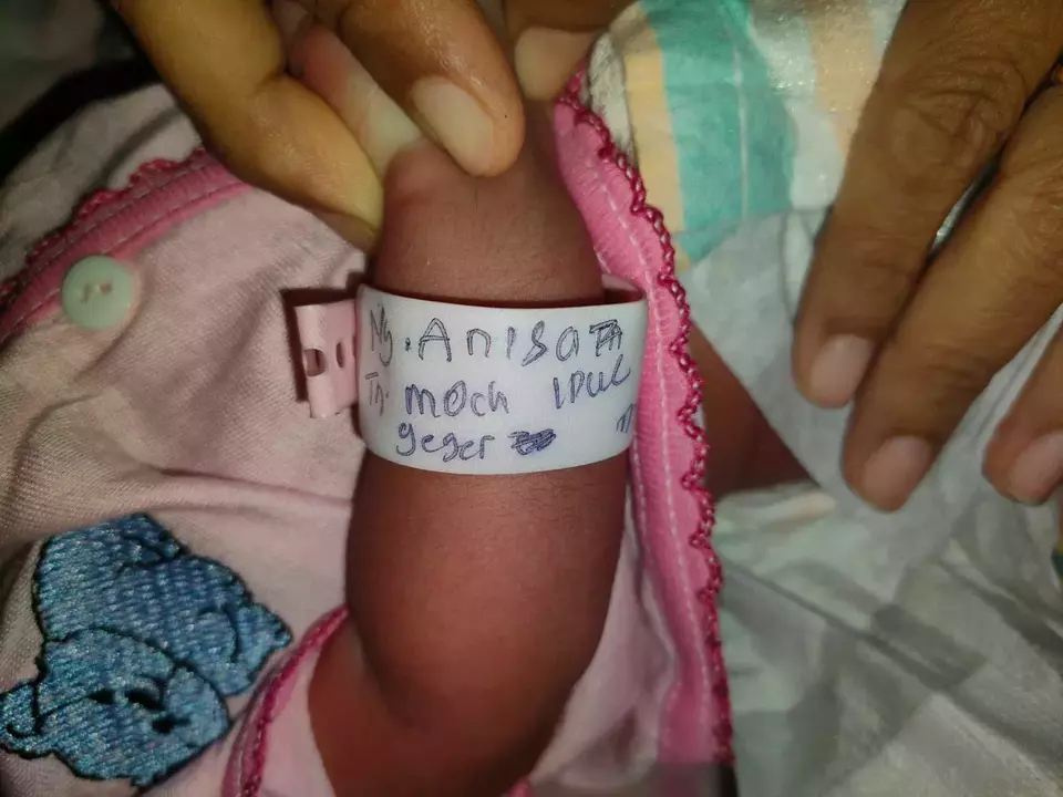 Identitas orang tua tertulis di gelang bayi yang dibuang di Pasar Petrah, Bangkalan.
