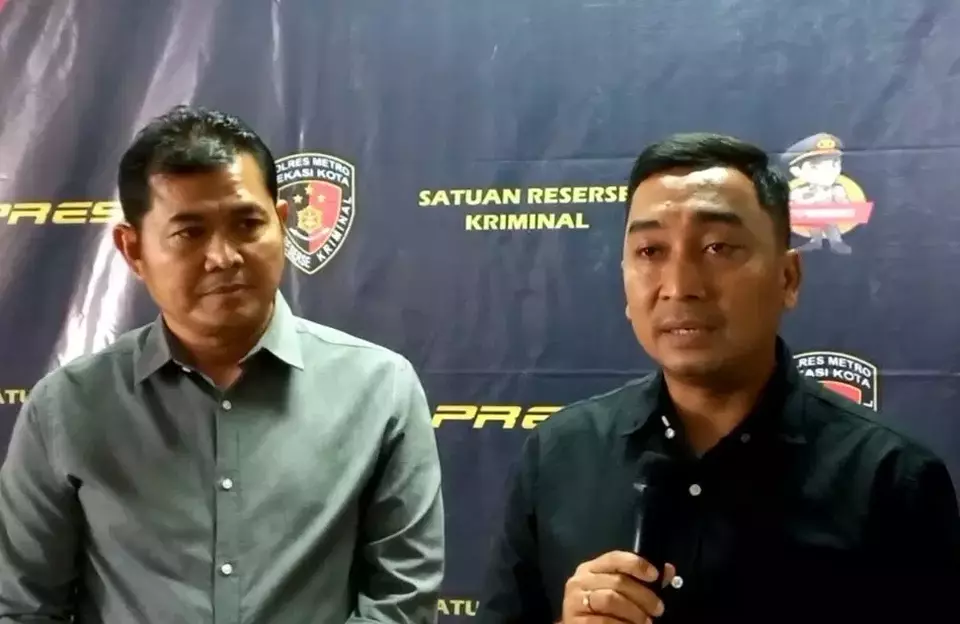 
Kasatreskrim Polres Metro Bekasi Kota, AKBP Muhammad Firdaus (kanan) memberikan keterangan kepada wartawan terkait KDRT yang dilakukan pegawai BNN.

