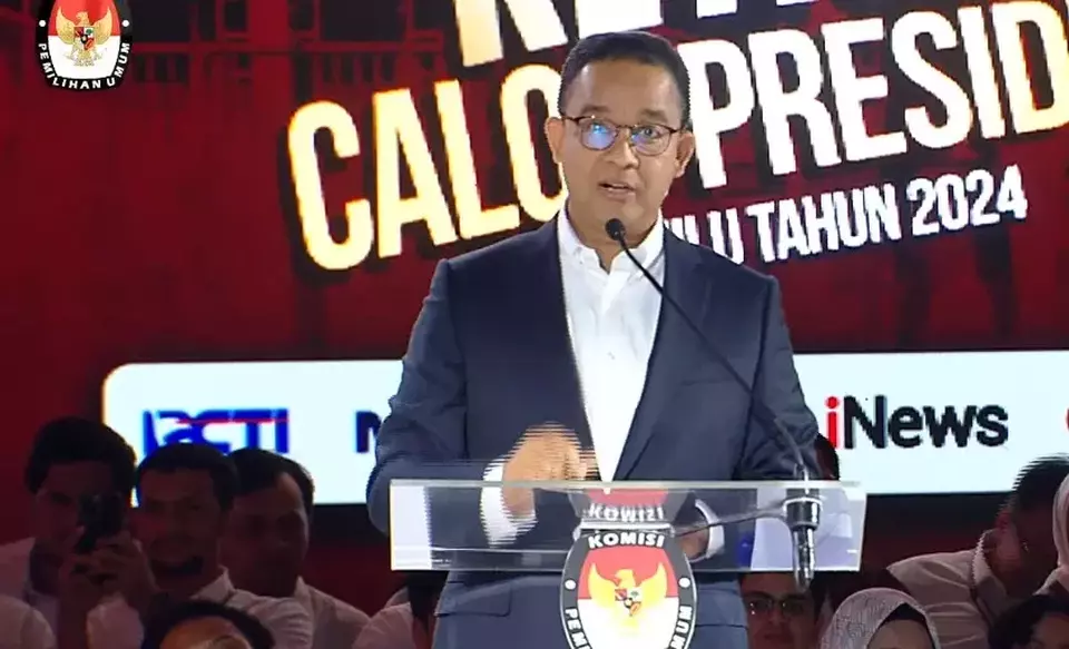 Calon presiden Anies Baswedan menyampaikan visi dan misinya saat debat pilpres 2024 di Istora Senayan, Jakarta Pusat, Minggu, 7 Januari 2024.