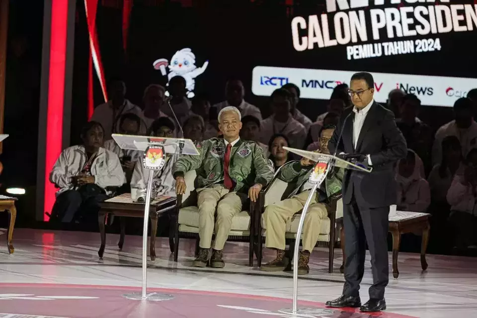 Capres nomor urut satu Anies Baswedan (kanan) menyampaikan pandangannya saat debat ketiga Pilpres 2024 di Istora Senayan, Jakarta, Minggu, 7 Januari 2024.