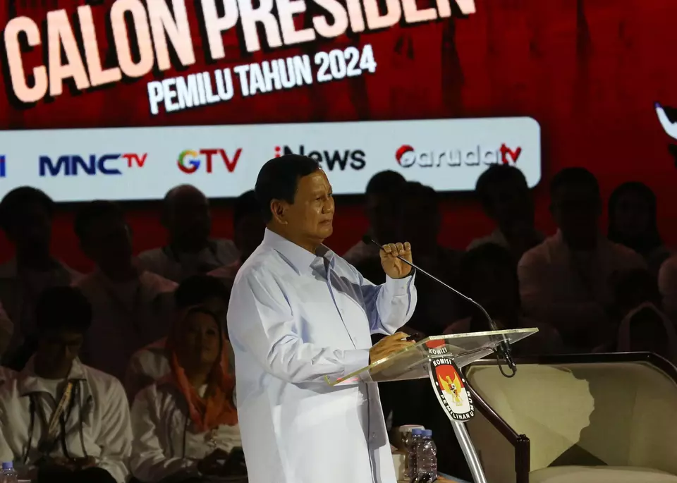 Capres nomor urut dua Prabowo Subianto menyampaikan pendapat saat adu gagasan dalam debat ketiga Pilpres 2024 di Istora Senayan, Jakarta, Minggu, 7 Januari 2024.