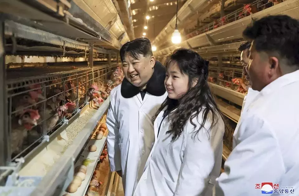 Foto dari KCNA pada Senin, 8 Januari 2024 memperlihatkan, pemimpin Korea Utara Kim Jong-un bersama putrinya Kim Ju-ae mengunjungi peternakan ayam yang baru dibangun di Kabupaten Hwangju, Provinsi Hwanghae Utara. 

