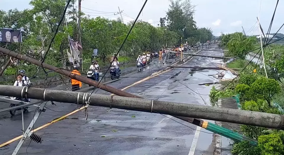 Musibah angin puting beliung menyebabkan belasan tiang PLN sepanjang 2 kilometer di jalan nasional Pulau Madura tepatnya di pintu masuk Kota Sumenep, Jawa Timur, roboh pada Selasa, 9 Januari 2024, pukul 15.00 WIB.