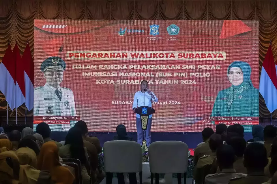 Wali Kota Surabaya, Eri Cahyadi memberikan pengarahan pelaksanaan SUB Pekan Imunisasi Nasional (SUB PIN) dalam Rangka Penanggulangan KLB Polio di Graha Sawunggaling, Selasa, 9 Januari 2024.