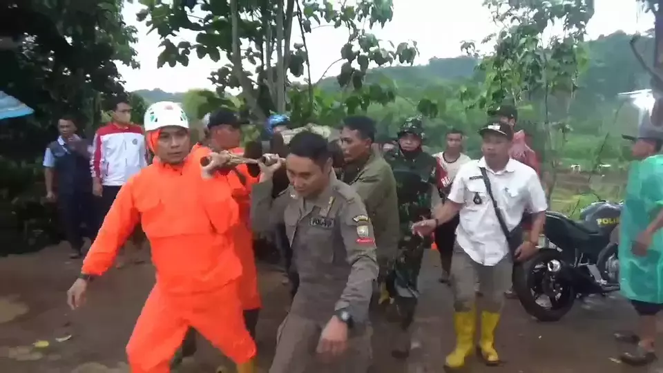 Seorang anggota Brimob Polda Jawa Barat meninggal dunia setelah terseret arus gorong-gorong Bendung Cihamerang, Desa Sukasirnarasa, Kecamatan Rancakalong, Kabupaten Sumedang, Jawa Barat, Selasa, 9 Januari 2024.