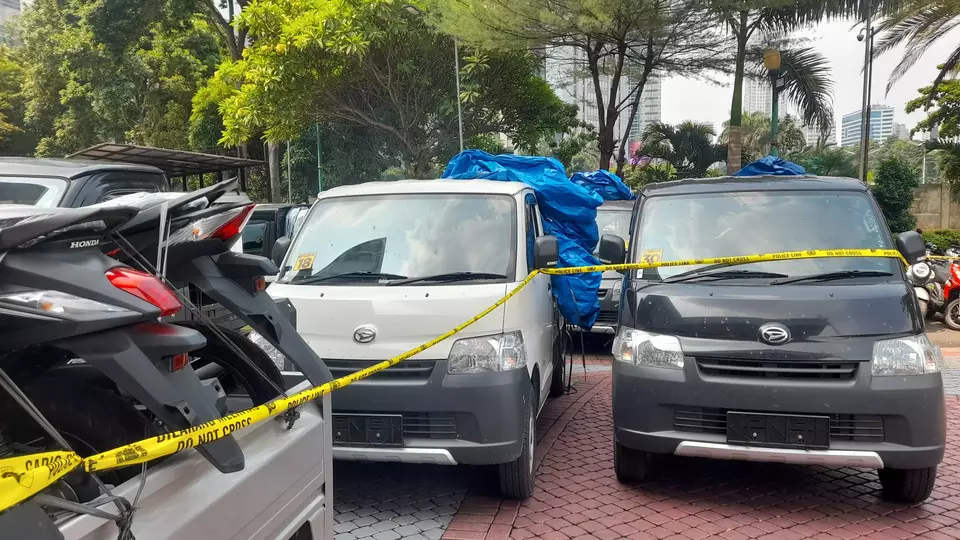 Polda Metro Jaya dan TNI AD mengungkap sindikat penadah pencurian kendaraan bermotor (curanmor) jaringan internasional berniai miliaran rupiah, Rabu, 10 Januari 2024.