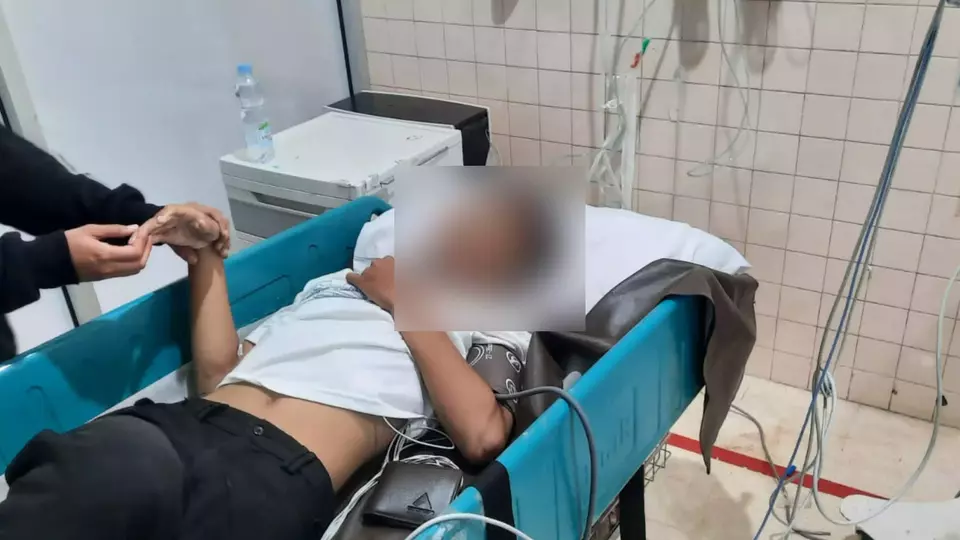 Remaja berinisial FR (16 tahun) yang menjadi korban senapan angin yang ditembakkan oleh temannya sendiri berinisial MM (14) saat menjalani perawatan di Rumah Sakit Bontang, Kalimantan Timur, Rabu, 10 Januari 2024.