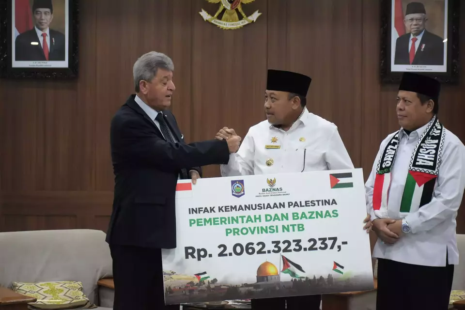 Penjabat (Pj) Gubernur NTB Lalu Gita Ariadi langsung menyerahkan bantuan berupa donasi kepada Dubes Palestina untuk Indonesia Zuhair Al Shun sekitar Rp 2 miliar untuk membantu warga Palestina, Rabu, 10 Januari 2024.