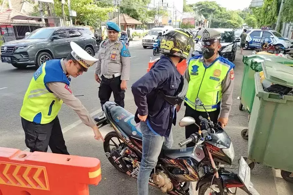 Anggota Polres Metro Tangerang Kota melakukan razia penindakan sepeda motor yang memodifikasi kendaraannya dengan knalpot brong.