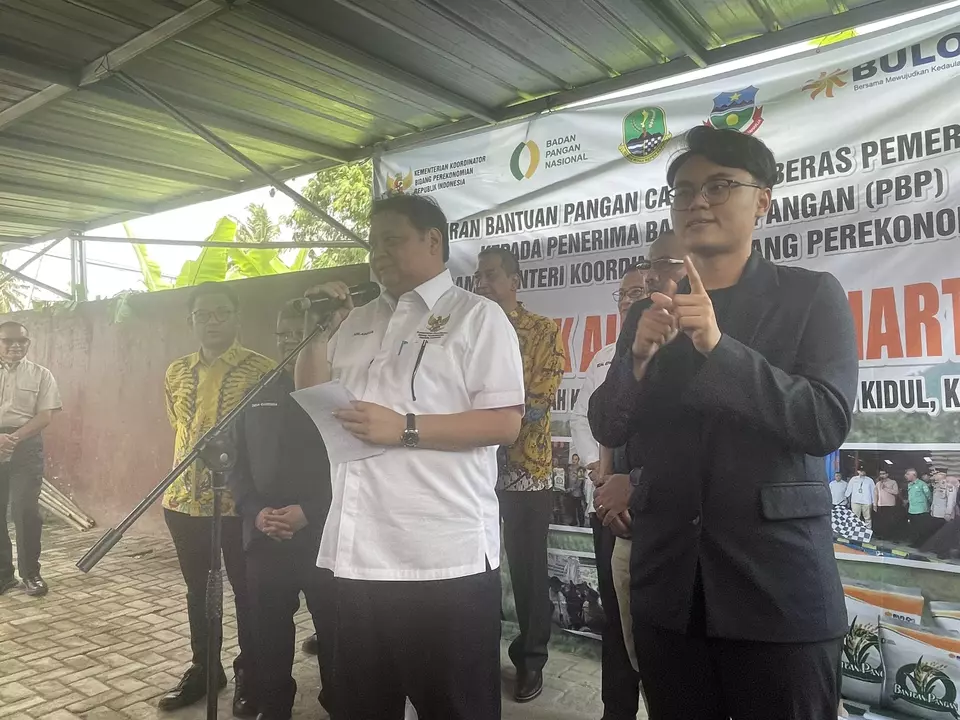 Menteri Koordinator (Menko) Bidang Perekonomian Airlangga Hartarto saat penyerahan bantuan pangan beras di Garut, Jawa Barat, Sabtu, 20 Januari 2024.