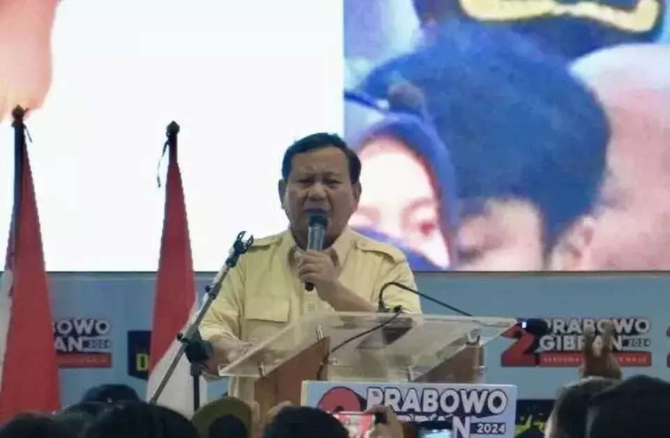 Calon presiden nomor urut 2, Prabowo Subianto, menyampaikan orasi politik di hadapan ribuan pendukung dalam lawatan kampanye Pilpres pada Pemilu 2024 di GOR Rudy Resnawan Banjarbaru, Kalimantan Selatan, Sabtu 20 Januari 2024. 
